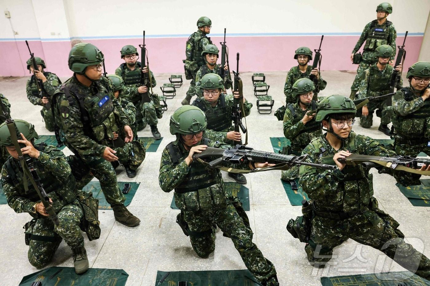 9일(현지시간) 대만 먀오리에서 연례 한광훈련에 참가한 대만 예비군 대원들의 모습. ⓒ AFP=뉴스1 ⓒ News1 최종일 선임기자