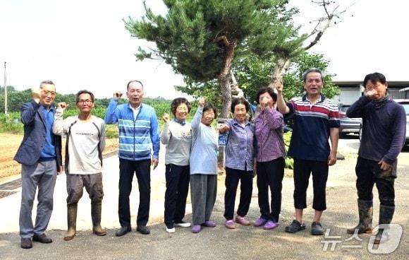 본문 이미지 - 전북 김제시의 공유지매각으로 강제이주 50년 만에 집과 땅을 갖게된 개미마을 주민들.&#40;김제시 제공, 재판매 및 DB 금지&#41;/뉴스1