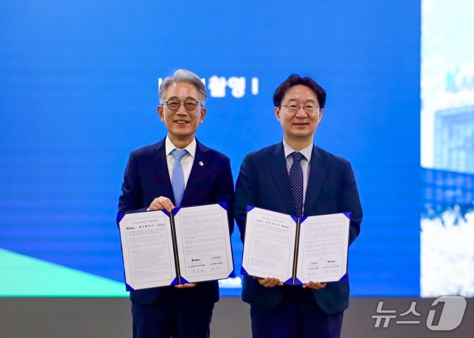 본문 이미지 - 박구선 대구경북첨단의료산업진흥재단 이사장(왼쪽)과 정희권 특구재단 이사장이 9일 첨단 바이오 딥테크 창업 활성화 및 혁신성장 지원을 위한 업무협약을 체결하고 협약서를 들어보이고 있다.(특구재단 제공) /뉴스1