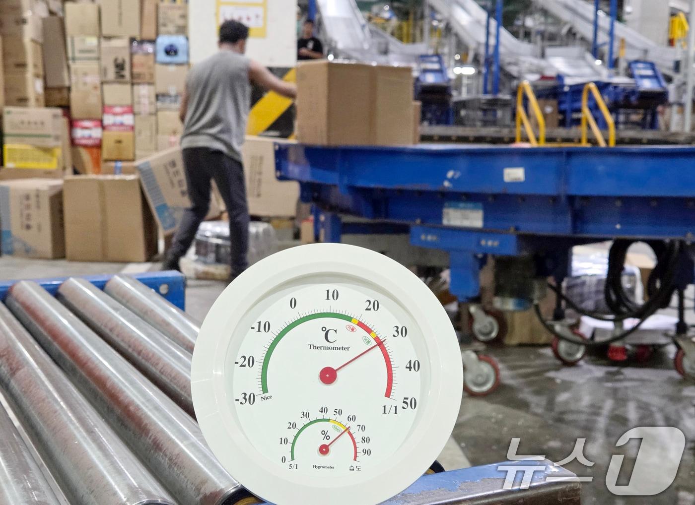 본문 이미지 - 연일 기록적인 폭염이 이어지고 있는 9일 오전 서울 송파구 장지동 서울복합물류센터 내부 온도가 31도를 가리키고 있다. 2025.7.9/뉴스1 ⓒ News1 이정후 기자