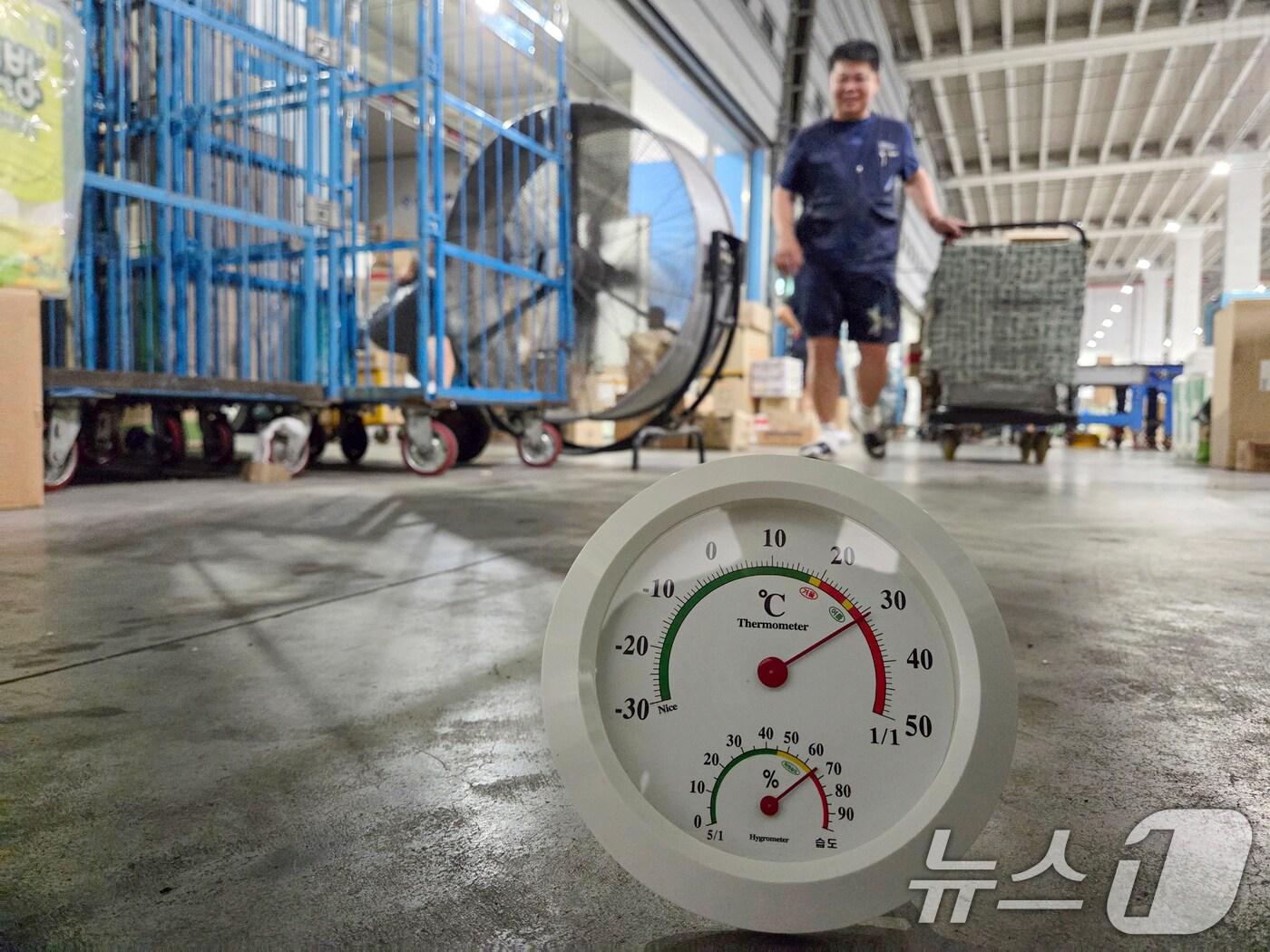 본문 이미지 - 연일 기록적인 폭염이 이어지고 있는 9일 오전 서울 송파구 장지동 서울복합물류센터 내부 온도가 31도를 가리키고 있다. 2025.7.9/뉴스1 ⓒ News1 이정후 기자