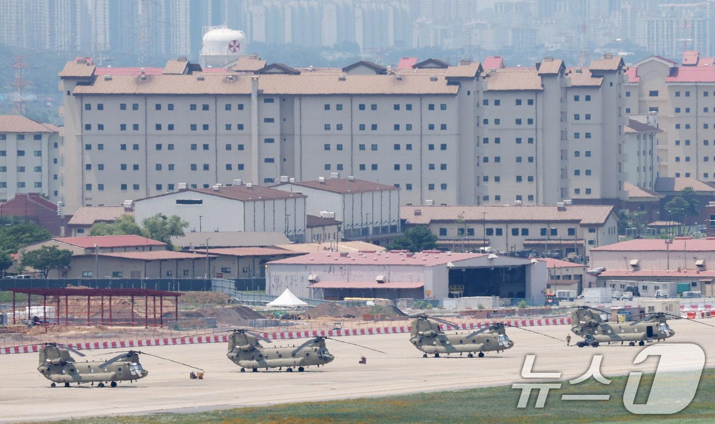 도널드 트럼프 미국 대통령이 8일(현지시간) 한국이 자국의 방위비를 스스로 부담해야 한다고 말했다. 트럼프 대통령의 이번 발언은 8월 1일까지 유예기간을 연장한 상호관세의 본격적인 협상을 앞두고 한국의 방위비 분담금 인상을 요구하며 압박하려는 의도도 있는 것으로 풀이된다. 사진은 9일 오후 경기 평택시 팽성읍 주한미군기지 캠프 험프리스에 헬기가 계류되어 있는 모습. 2025.7.9/뉴스1 ⓒ News1 김영운 기자