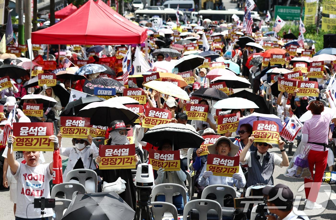 12·3 비상계엄과 관련해 특검의 수사를 받는 윤석열 전 대통령의 두 번째 영장실질심사가 열린 9일 서울 서초구 중앙지법 인근에서 열린 윤 전 대통령 영장 기각 촉구 집회에서 지지자들이 영장기각을 외치고 있다. 2025.7.9/뉴스1 ⓒ News1 김민지 기자