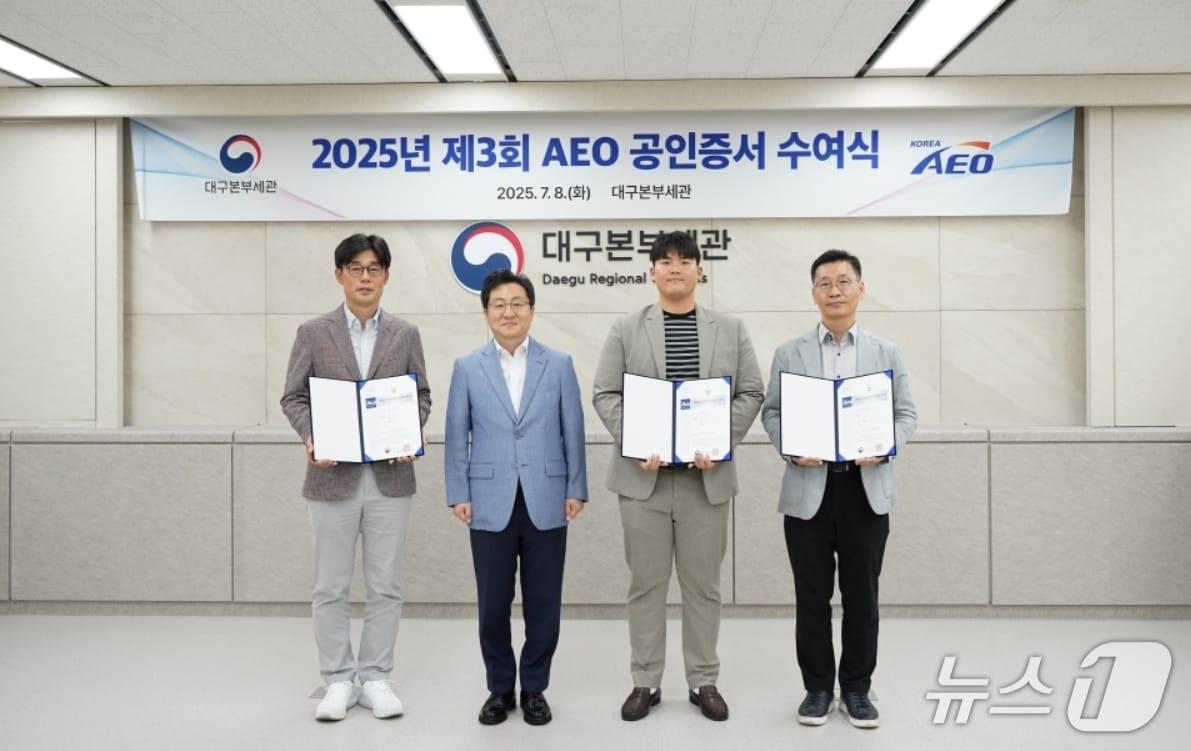 본문 이미지 - 강태일 대구본부세관장&#40;왼쪽 두번째&#41;이 갱신 공인을 획득한 기업 관계자들에게 수출입안전관리우수업체&#40;AEO&#41; 증서를 수여한 뒤 기념사진을 찍고 있다.&#40;대구본부세관 제공. 재판매 및 DB 금지&#41;