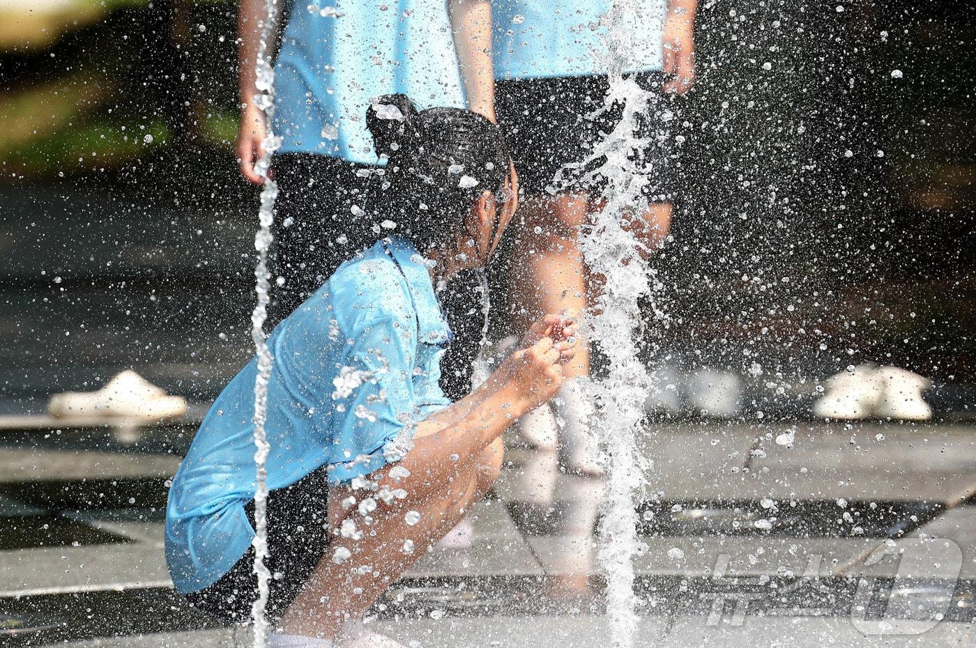 본문 이미지 - 역대급 더위가 지속됐던 지난해 7월 광주 북구 일곡 제1근린공원 바닥 분수에서 중학생들이 물놀이를 하며 더위를 식히고 있다. (광주 북구 제공. 재판매 및 DB 금지) 2025.7.9 ⓒ 뉴스1 박지현 기자