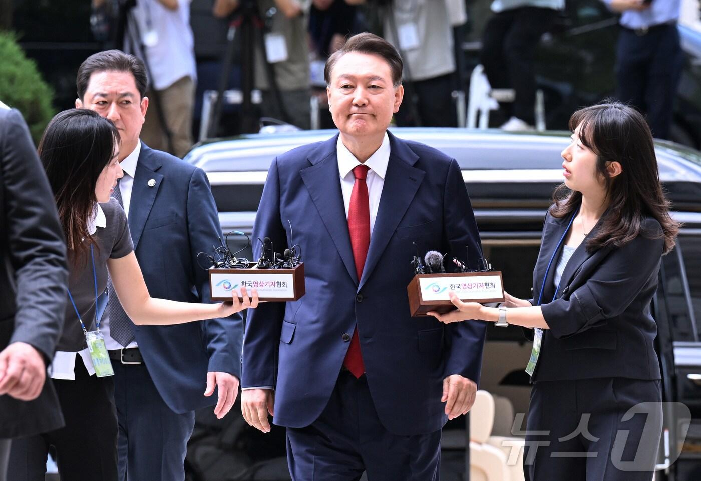 '12·3 비상계엄' 사태 관련 내란 혐의를 받는 윤석열 전 대통령이 9일 오후 구속 전 피의자 심문(영장실질심사)을 받기 위해 서울 서초구 서울중앙지방법원으로 들어서고 있다. 윤 전 대통령은 지난 3월 법원의 구속취소 결정으로 석방된 지 넉 달 만에 재구속될 위기에 놓였다. 2025.7.9/뉴스1 ⓒ News1 사진공동취재단