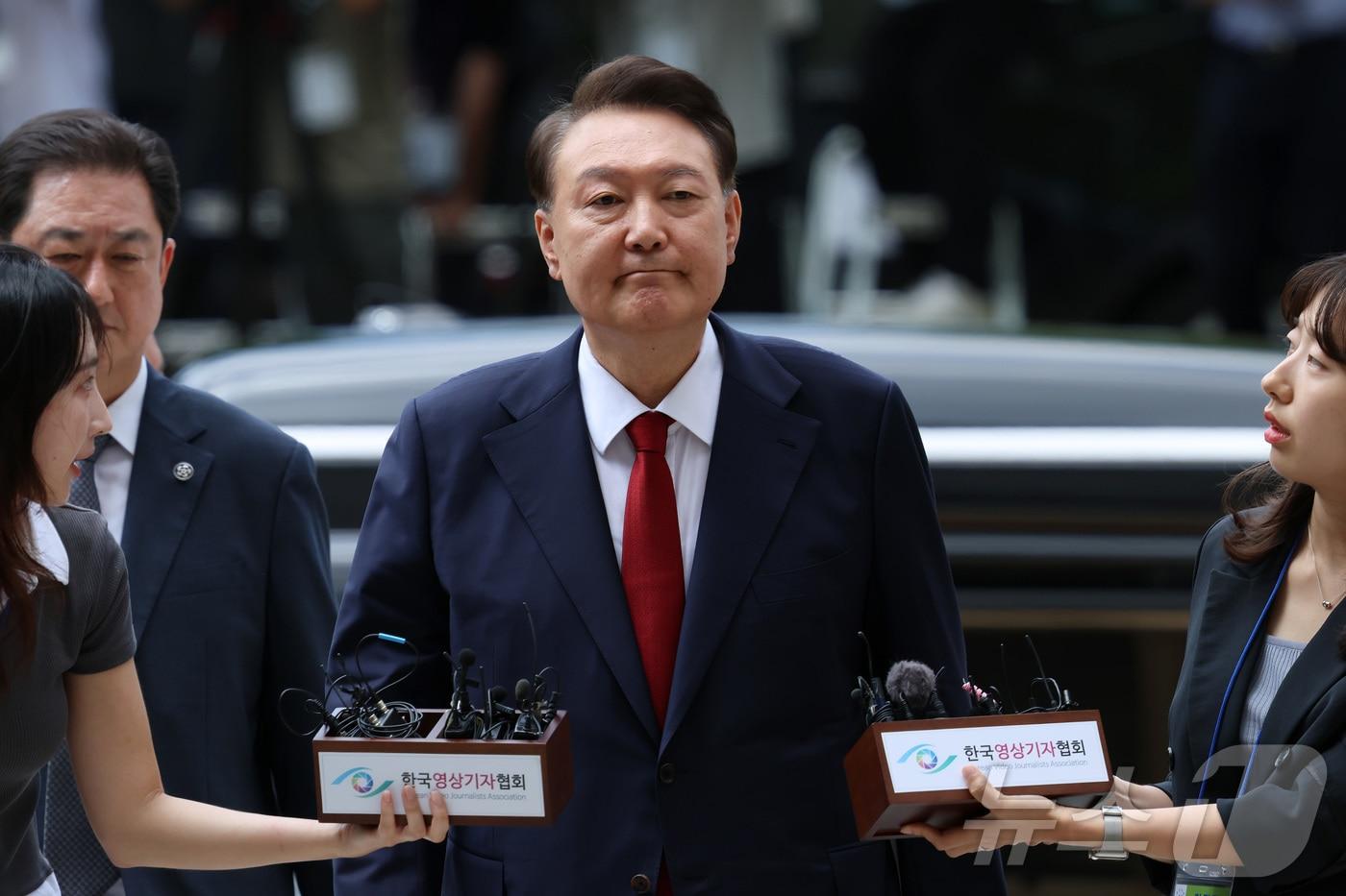 지난 7월 9일 당시 12·3 비상계엄과 관련해 특검의 수사를 받는 윤석열 전 대통령이 두 번째 구속 전 피의자심문&#40;영장실질심사&#41;를 받기 위해 서울 서초구 중앙지방법원으로 출석하고 있다. 2025.7.9/뉴스1 ⓒ News1 사진공동취재단