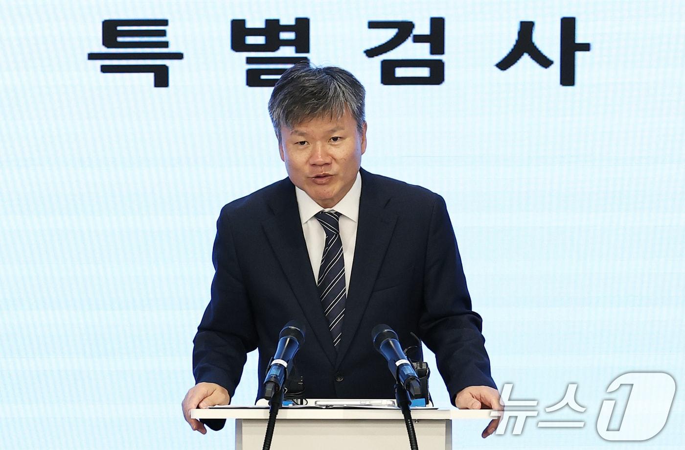 윤석열 전 대통령 부인 김건희 여사와 관련한 각종 의혹 사건을 수사하는 민중기 특별검사팀 문홍주 특검보가 9일 오후 서울 종로구 KT광화문빌딩에서 정례 브리핑을 하고 있다. 2025.7.9/뉴스1 ⓒ News1 오대일 기자