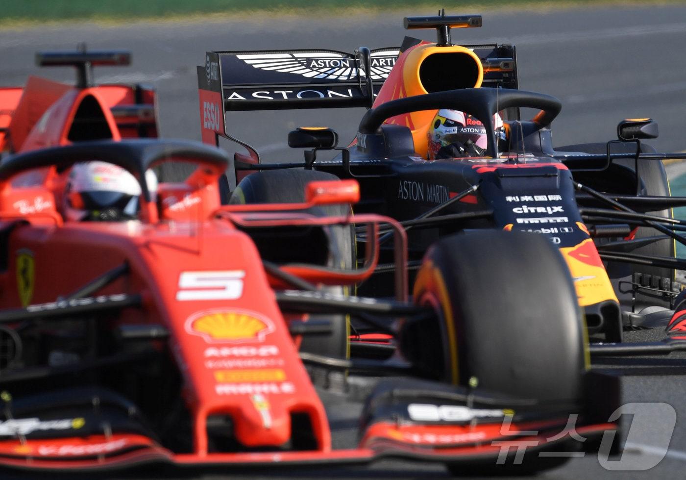 2019년 3월 17일(현지시간) 호주 멜버른 알버트 파크 서킷에서 열린 포뮬러원(F1) 호주 그랑프리에서 페라리의 세바스티안 페텔(왼쪽)과 레드불의 맥스 페르스타펀이 2번 코너에서 주행하고 있다. 2019.03.17. ⓒ 로이터=뉴스1 ⓒ News1 윤다정 기자