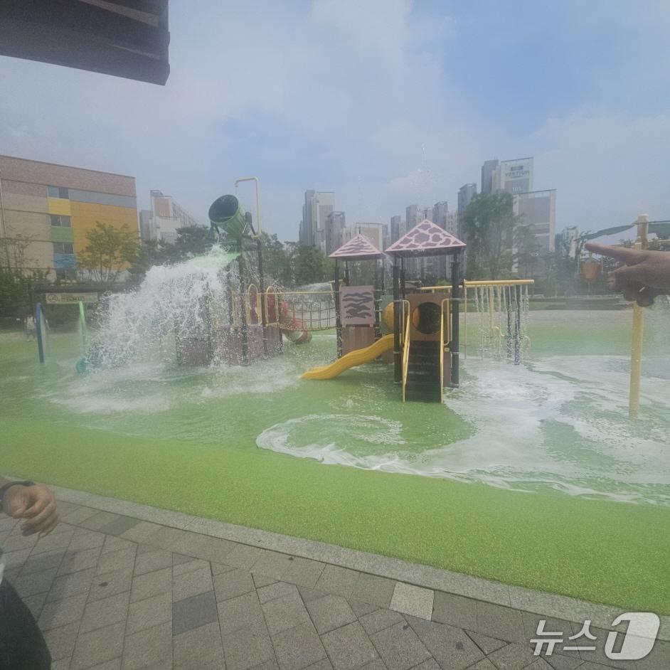 본문 이미지 - 마장근린공원 물놀이시설 모습.&#40;이천시 제공&#41;