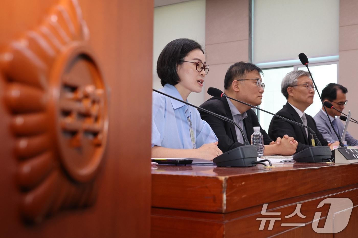 김예원 장애인권법센터 대표가 9일 오후 서울 여의도 국회 법제사법위원회 회의실에서 열린 검찰개혁 법안 관련 공청회에서 진술을 하고 있다. 왼쪽부터 김 대표, 김필성 변호사, 김종민 변호사, 황문규 교수. 2025.7.9/뉴스1 ⓒ News1 안은나 기자