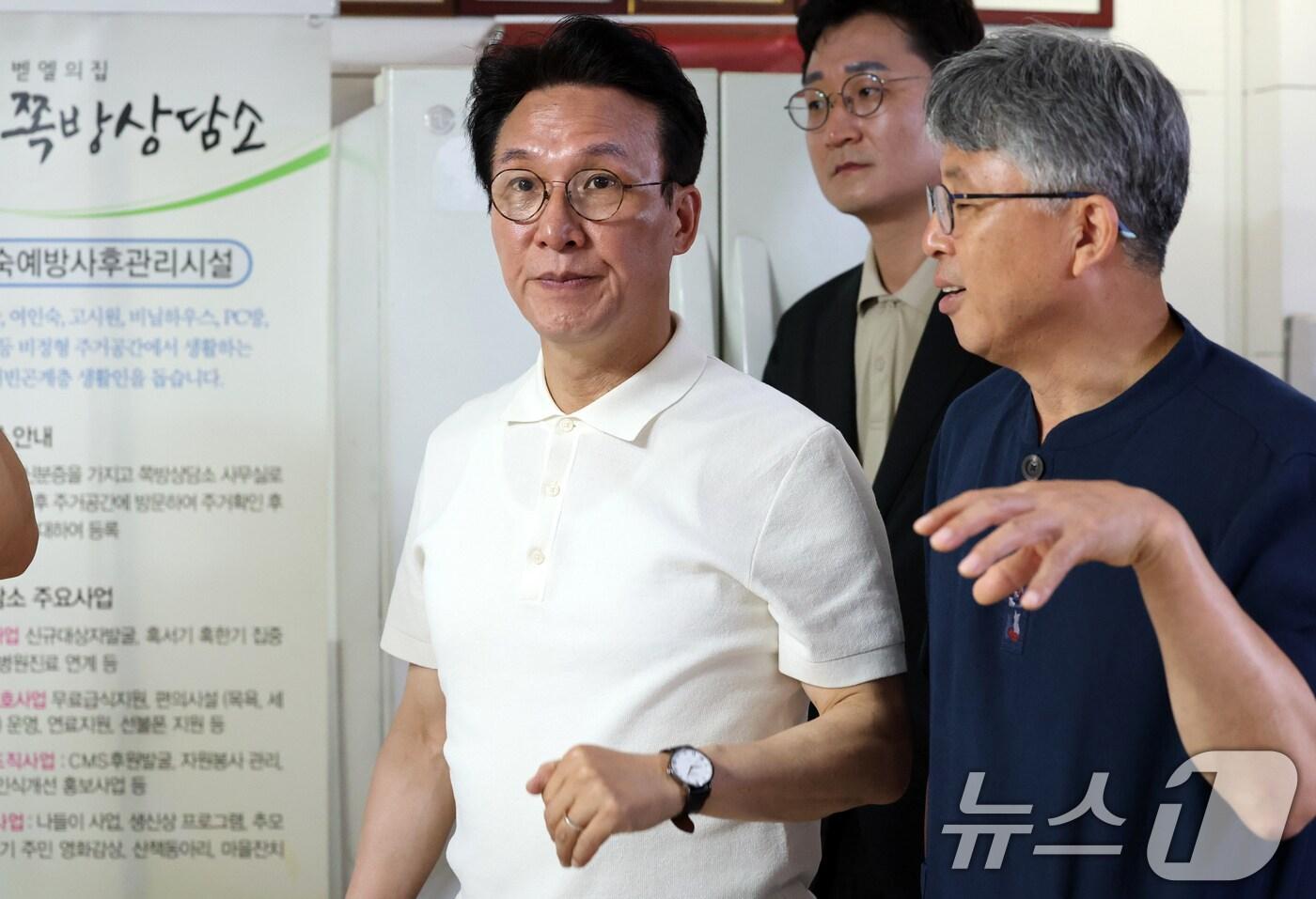 김민석 국무총리가 9일 오전 대전 동구 쪽방상담소를 방문해 여름철 취약계층 현황을 점검한 뒤 시설을 둘러보고 있다. 2025.7.9/뉴스1 ⓒ News1 김기태 기자