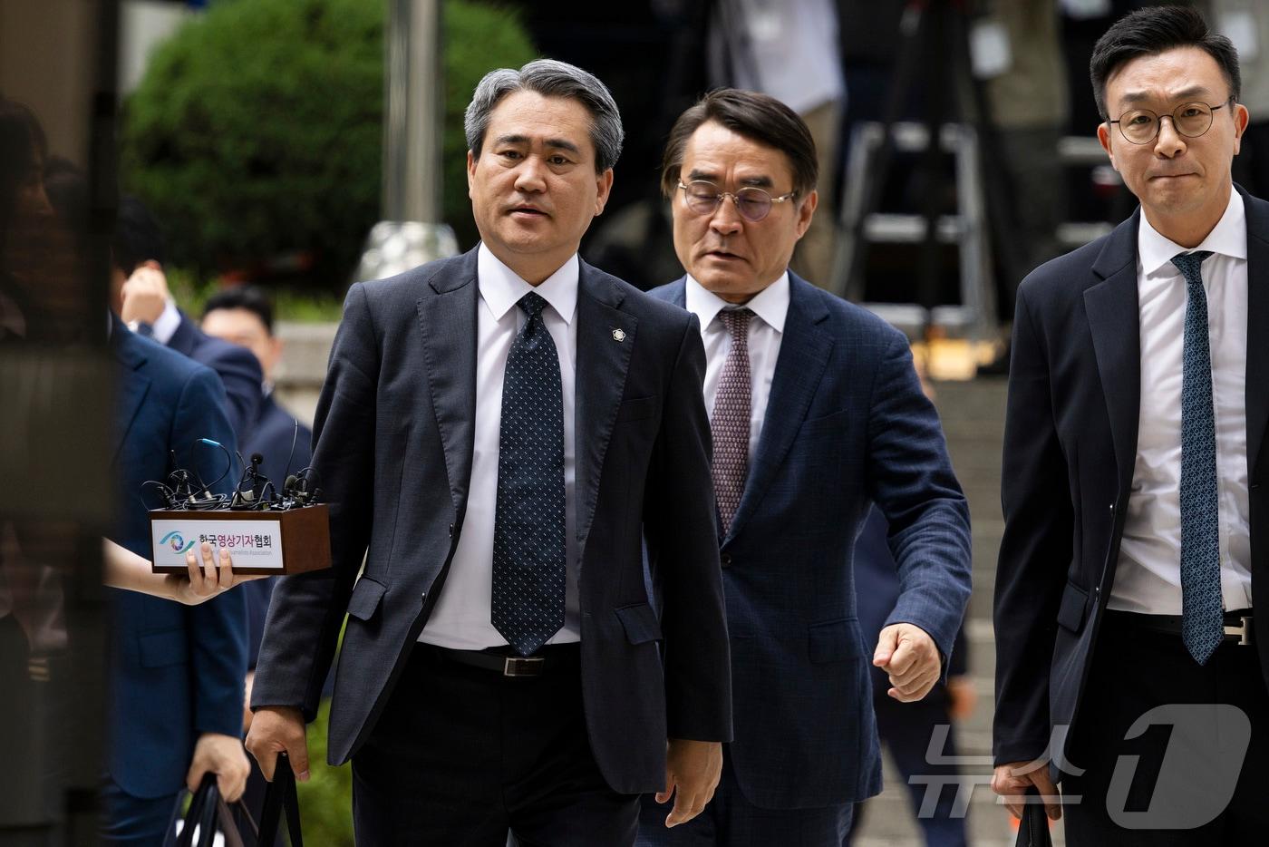 윤석열 전 대통령의 변호인단인 송진호(왼쪽),배보윤(가운데) 변호사가 9일 서울 서초구 서울중앙지법에서 열린 영장실질심사에 출석하고 있다. 2025.7.9/뉴스1 ⓒ News1 사진공동취재단