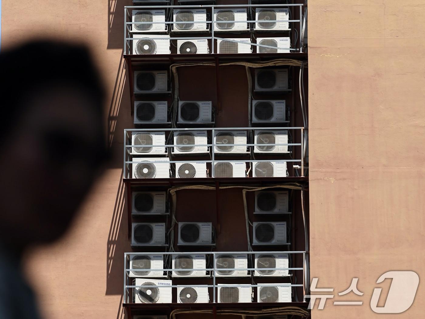 본문 이미지 - 연일 폭염이 이어지고 있는 9일 오후 서울 시내 한 건물에 에어컨 실외기가 작동하고 있다. (사진은 기사 내용과 무관함) 2025.7.9/뉴스1 ⓒ News1 황기선 기자
