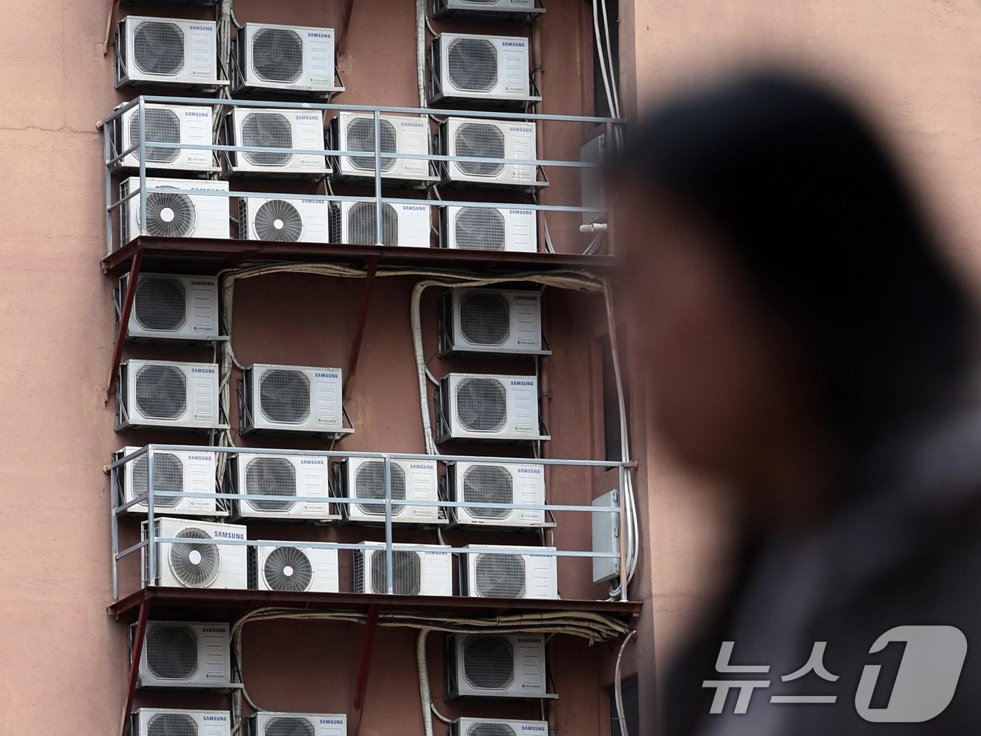 본문 이미지 - 건물에 설치된 에어컨 실외기. (뉴스1 자료, 재판매 및 ,DB금지) ⓒ 뉴스1 황기선 기자