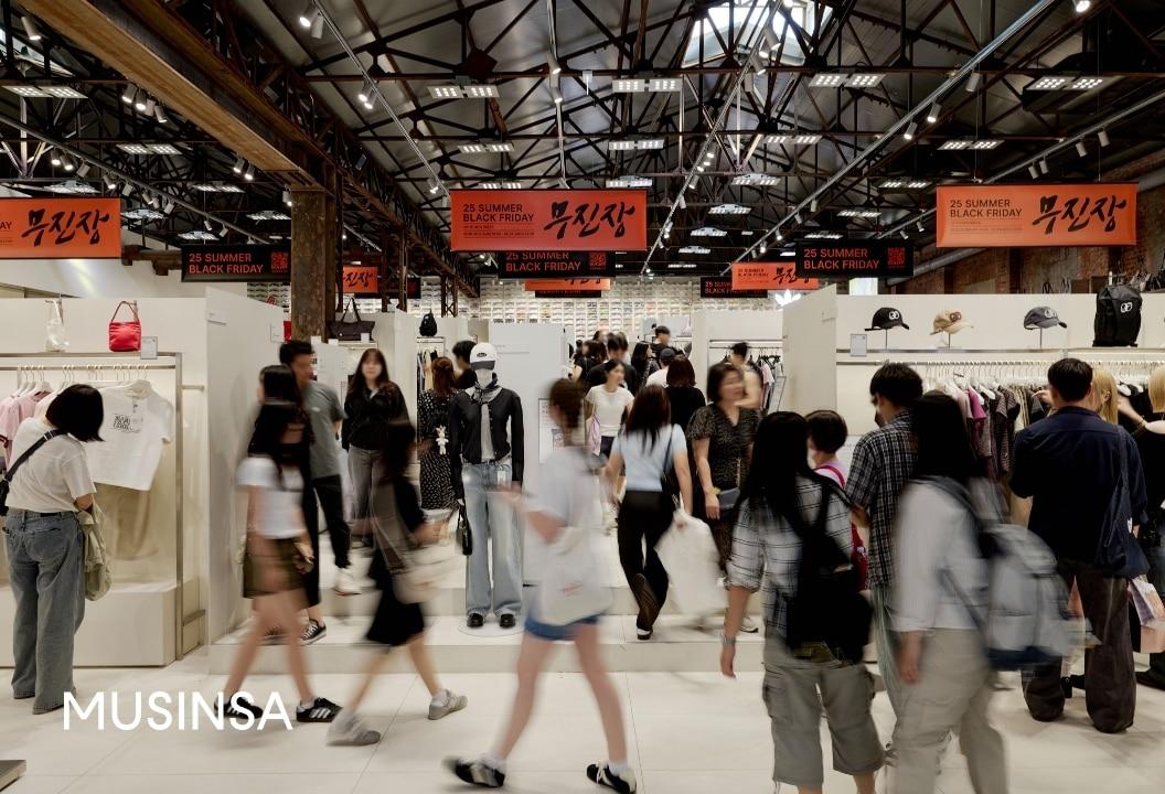 본문 이미지 - 무신사가 2025년 상반기(1~6월)에 발생한 오프라인 스토어 판매액 데이터를 합산한 결과 누적 1000억 원을 넘어선 것으로 집계됐다.(무신사제공)