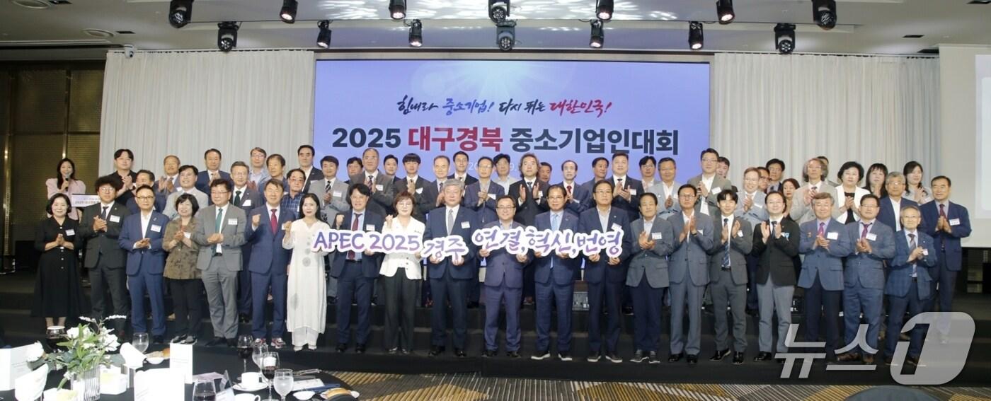 스탠포드호텔 안동에서 9일 열린 '대구·경북 중소기업인대회'에 참석한 수상자들이 파이팅을 외치고 있다.(중기중앙회 대구지역본부 제공. 재판매 및 DB 금지)