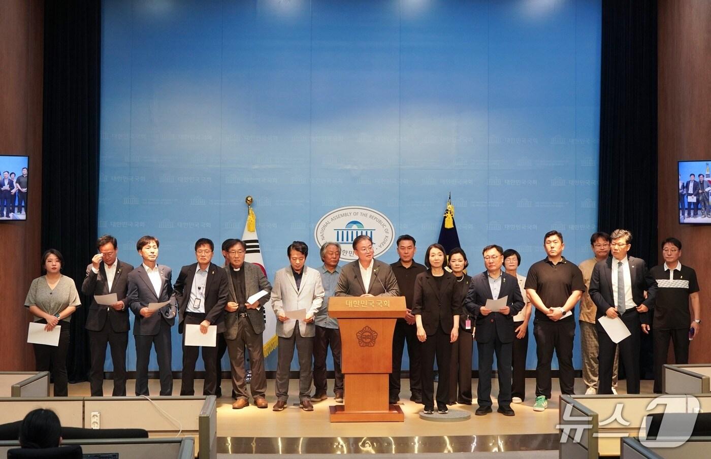 국회생명안전포럼은 9일 국회 소통관에서 기자회견을 열어 &#34;오송 궁평2지하차도 참사 진실 규명을 위한 국정조사를 실시해야 한다&#34;고 촉구했다.&#40;이연희 의원실 제공. 재판매 및 DB금지&#41;