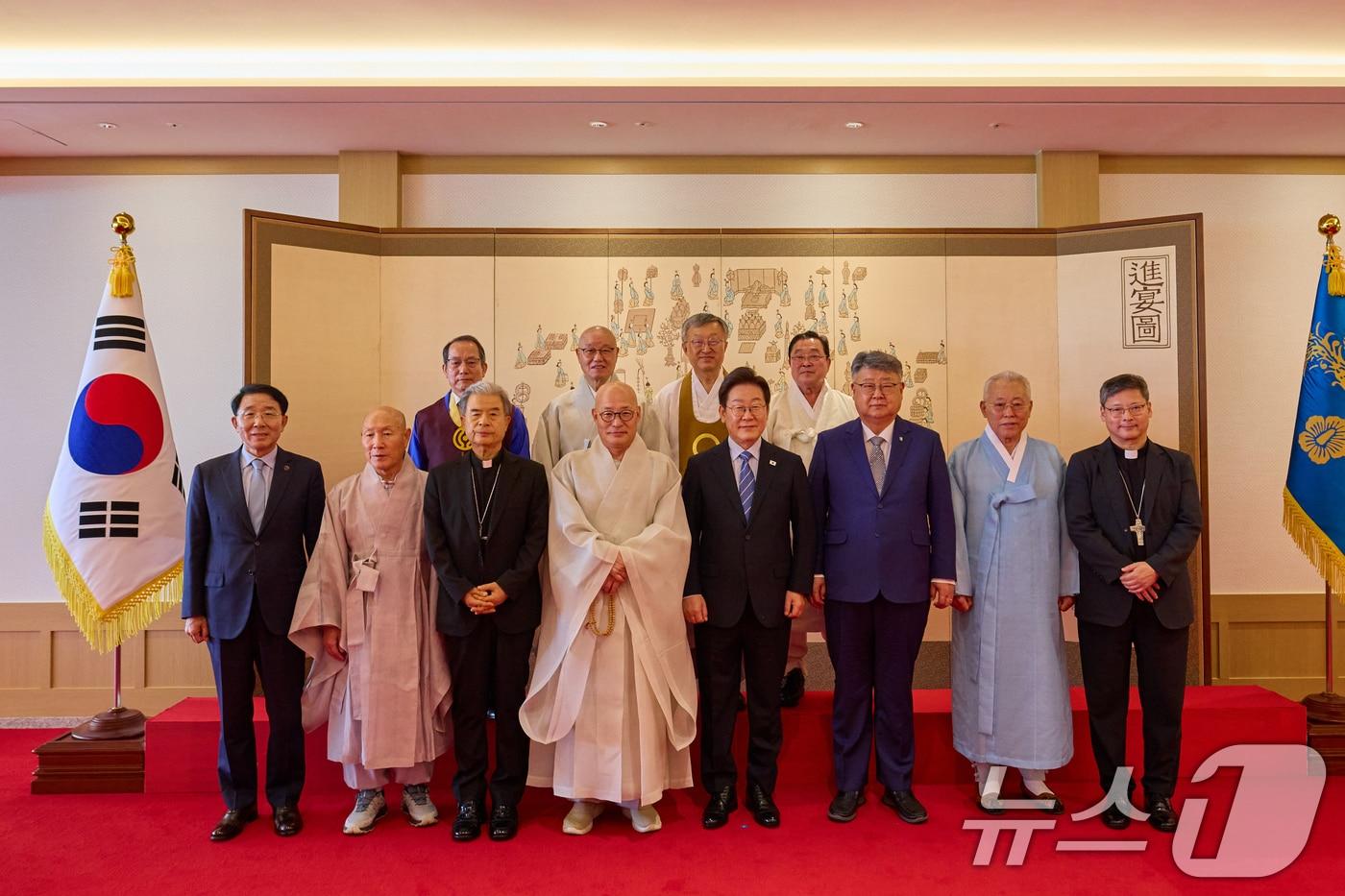 이재명 대통령이 지난해 7월 9일 서울 용산 대통령실에서 열린 종교 지도자 초청 오찬 간담회에서 참석자들과 함께 기념촬영한 모습. (대통령실 제공. 재판매 및 DB 금지) 2025.7.9/뉴스1 ⓒ News1 허경 기자