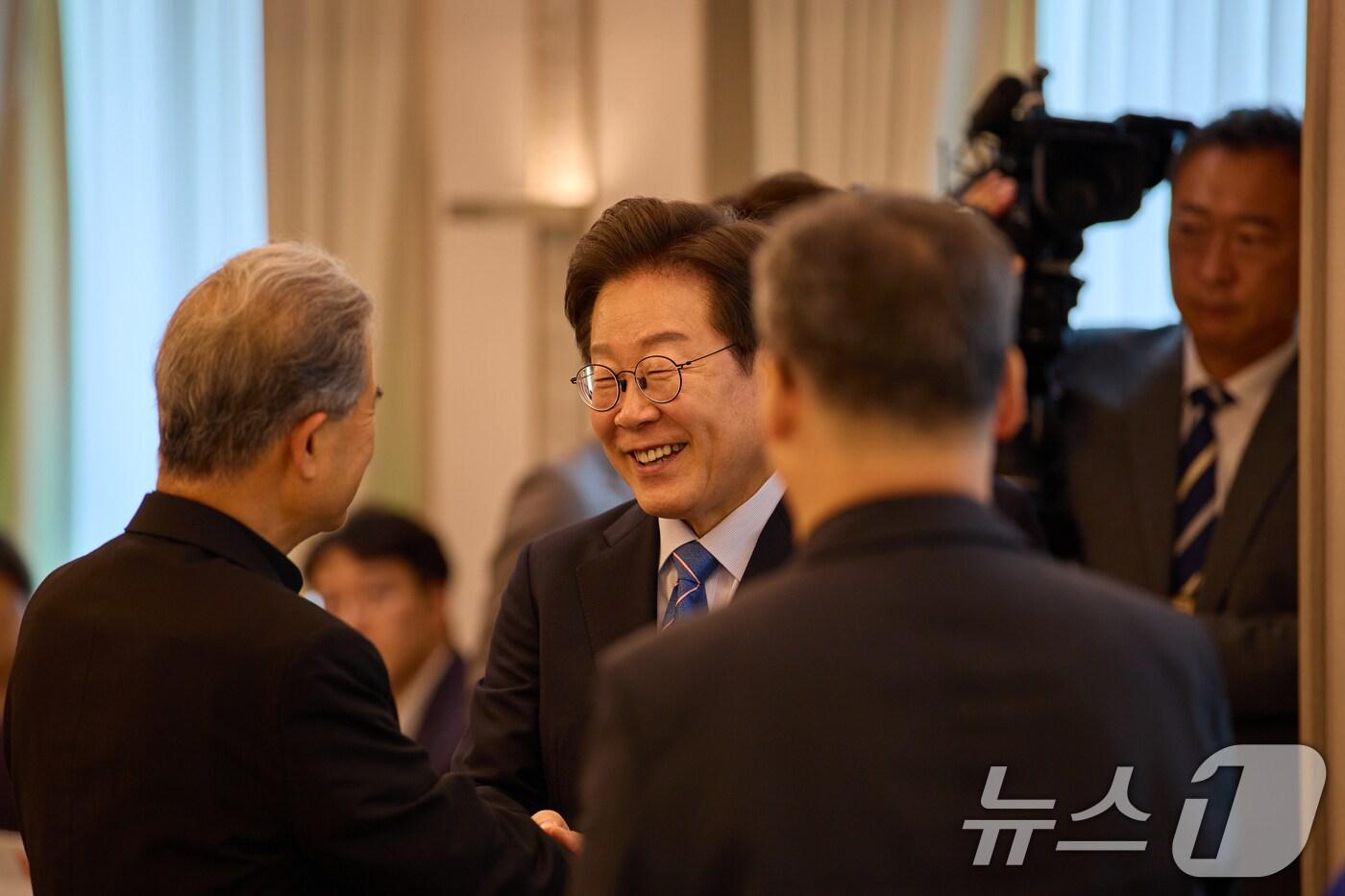 이재명 대통령이 9일 서울 용산 대통령실에서 열린 종교 지도자 초청 오찬 간담회에서 참석자들과 인사하고 있다. (대통령실 제공. 재판매 및 DB 금지) 2025.7.9/뉴스1 ⓒ News1 허경 기자