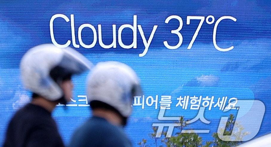 본문 이미지 - 폭염 경보가 내려진 지난 9일 오후 서울 송파구의 조형물에 서울의 기온이 37도를 나타내고 있다. /뉴스1 ⓒ News1 박지혜 기자