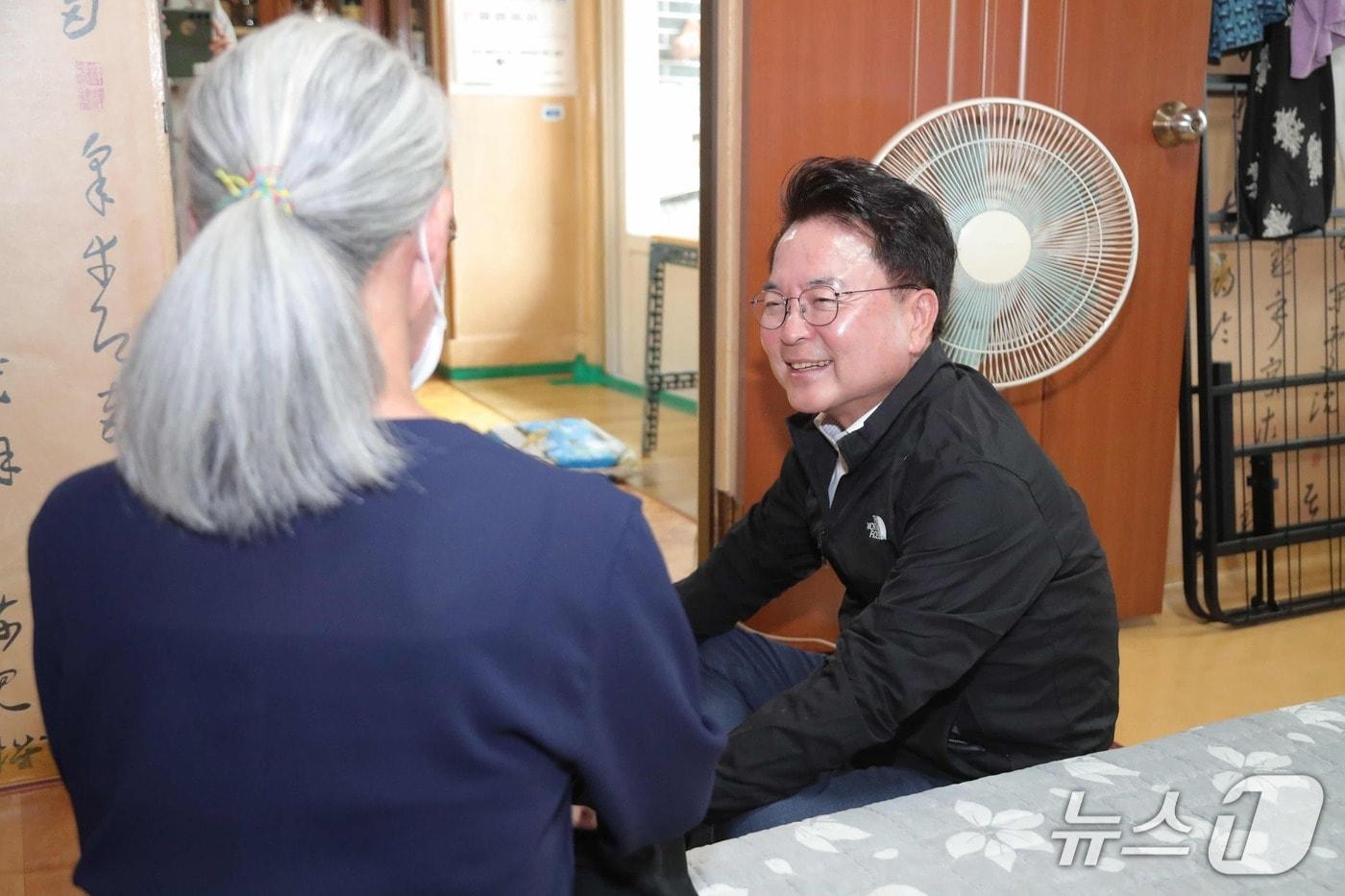 육동한 춘천시장 폭염대비 취약계층 가정 방문.&#40;춘천시 제공, 재판매 및 DB금지&#41; 