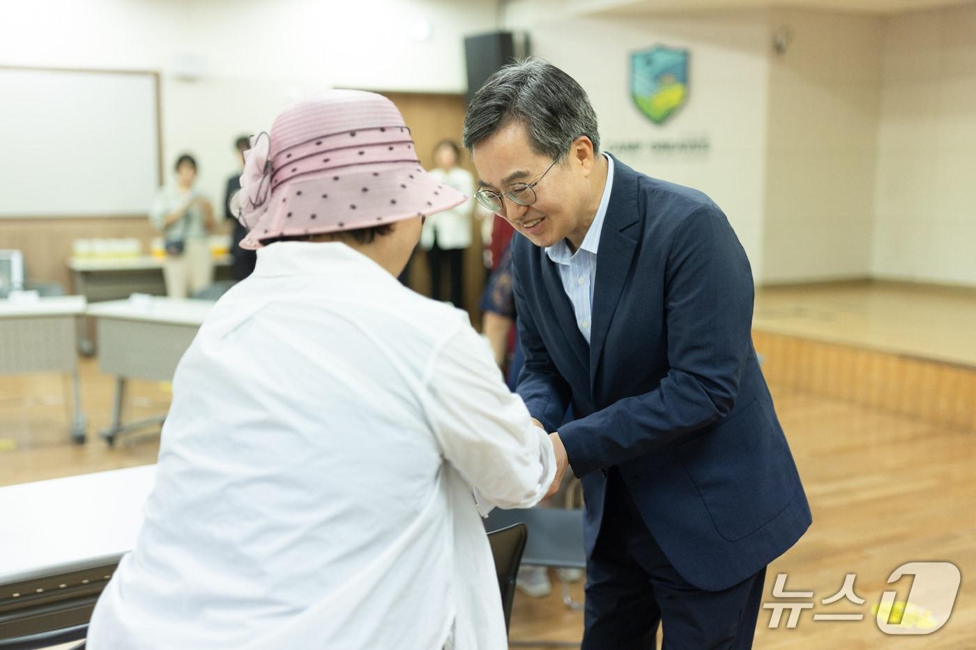 9일 김동연 경기도지사가 파주 캠프그리브스를 찾아 대성동마을 주민들과 인사를 나누고 있다. &#40;경기도 제공, 재판매 및 DB금지&#41;