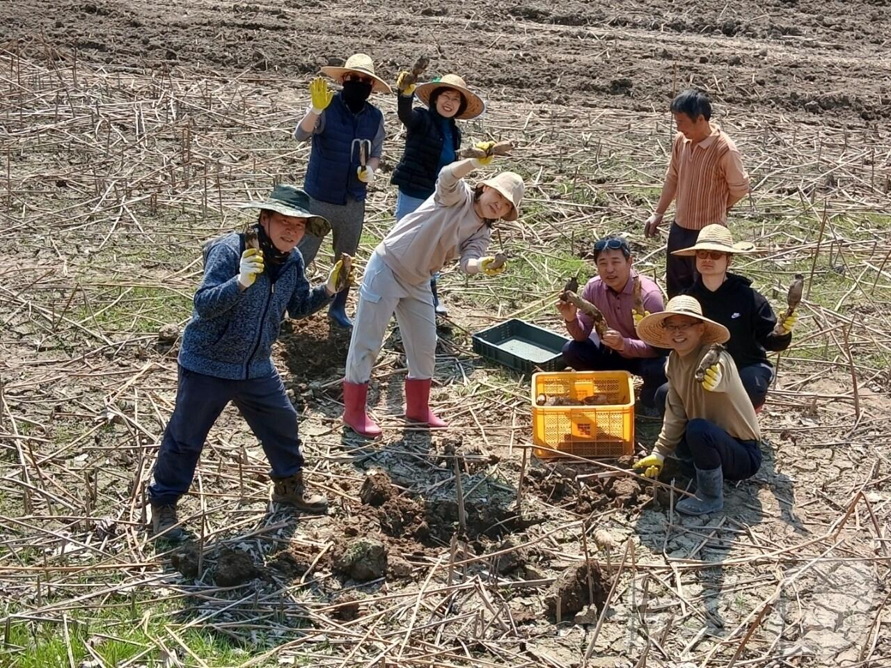 본문 이미지 - 무안군이 진행한 '전남에서 살아보기 참여한 1기 참가자들 (무안군 제공. 재판매 및 DB금지) /뉴스1
