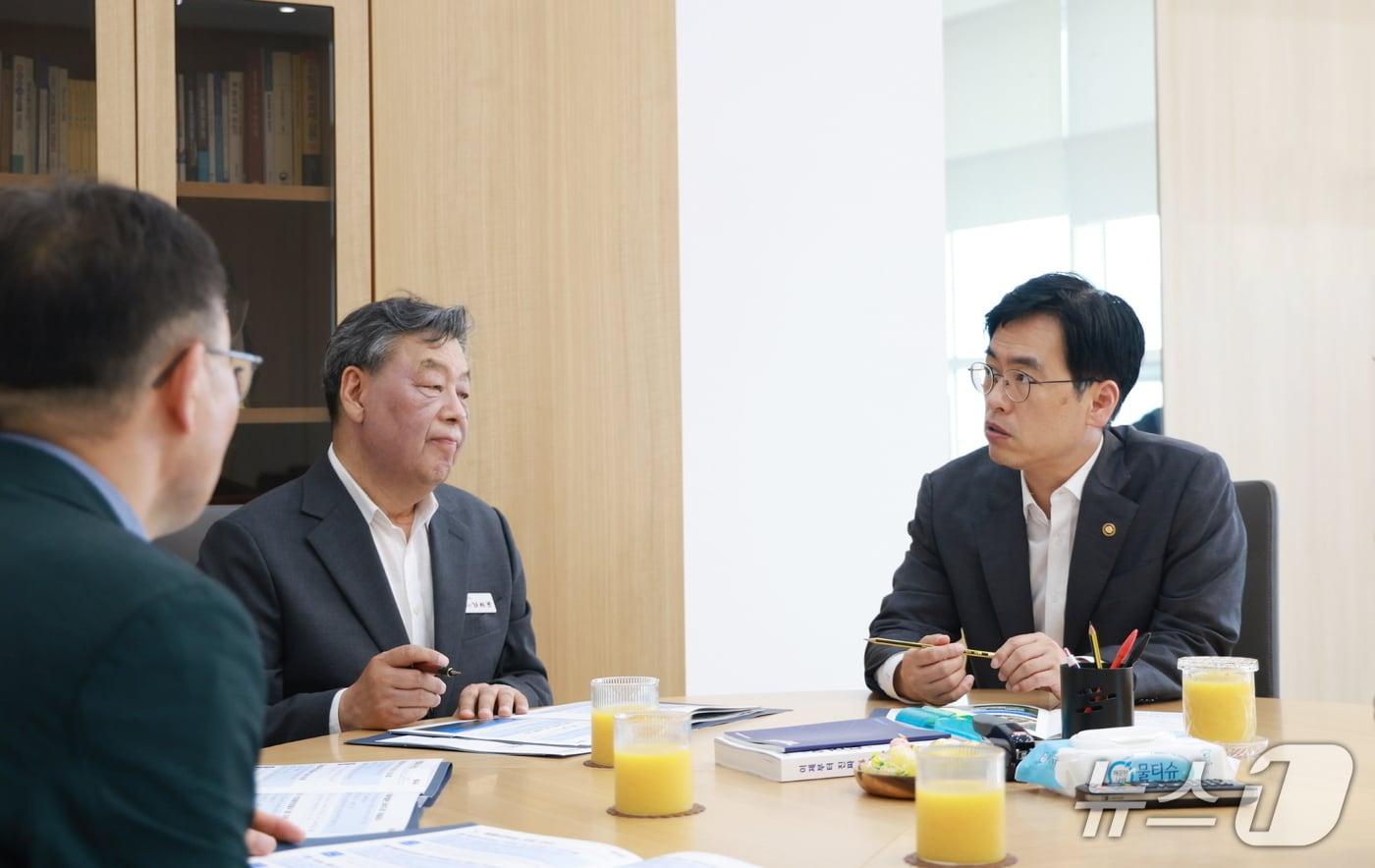 지난 7일 행정안전부를 방문한 가세로 군수(가운데·태안군 제공. 재판매 및 DB금지)2025.7.9/뉴스1