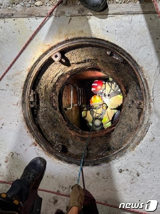 본문 이미지 - 지난 2023년 9월 26일 오후 6시3분쯤 김해시 진영읍의 한 오수관 내부에서 작업자 2명이 숨진채 발견돼 출동한 소방당국이 시신을 옮기고 있다. &#40;경남소방본부 제공. 재판매 및 DB금지&#41;