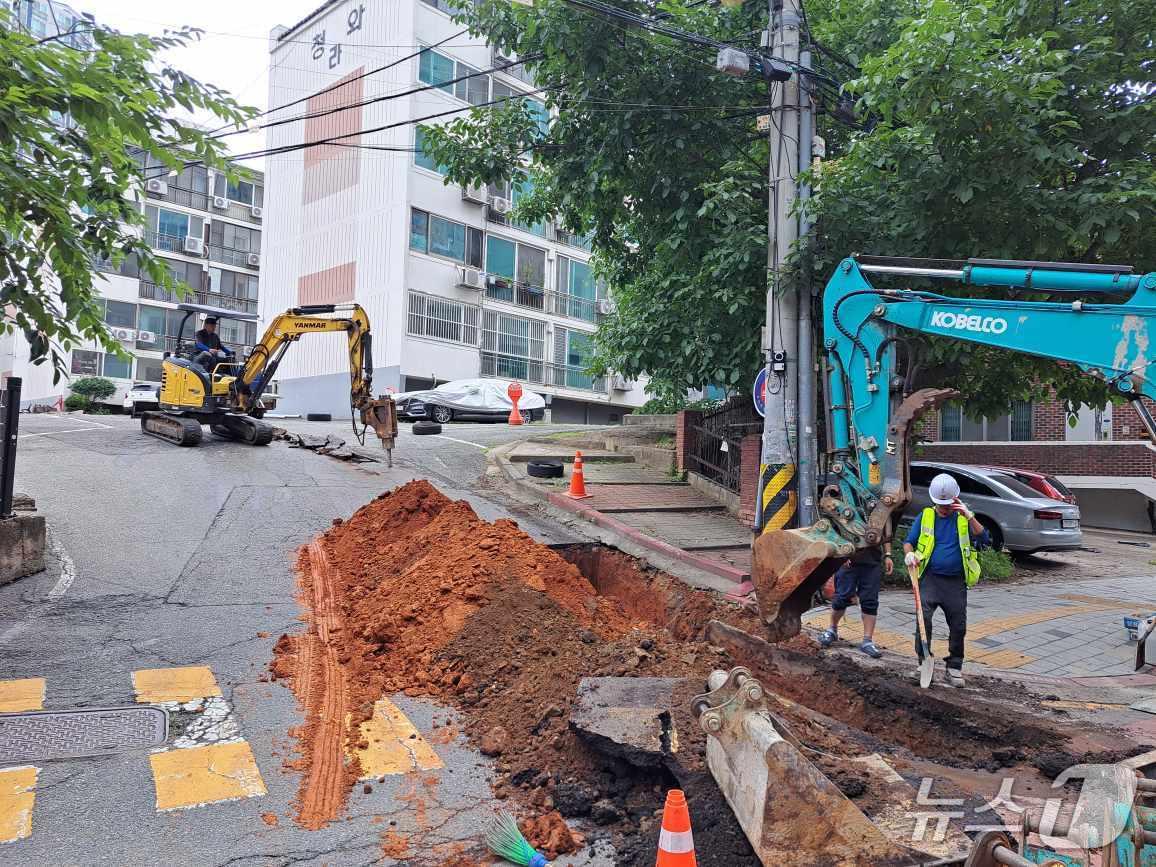 본문 이미지 - 경기 수원시 영통구 망포동 청와아파트 긴급 급수공사 현장. (수원시 제공. 재판매 및 DB 금지) 2025.7.9/뉴스1