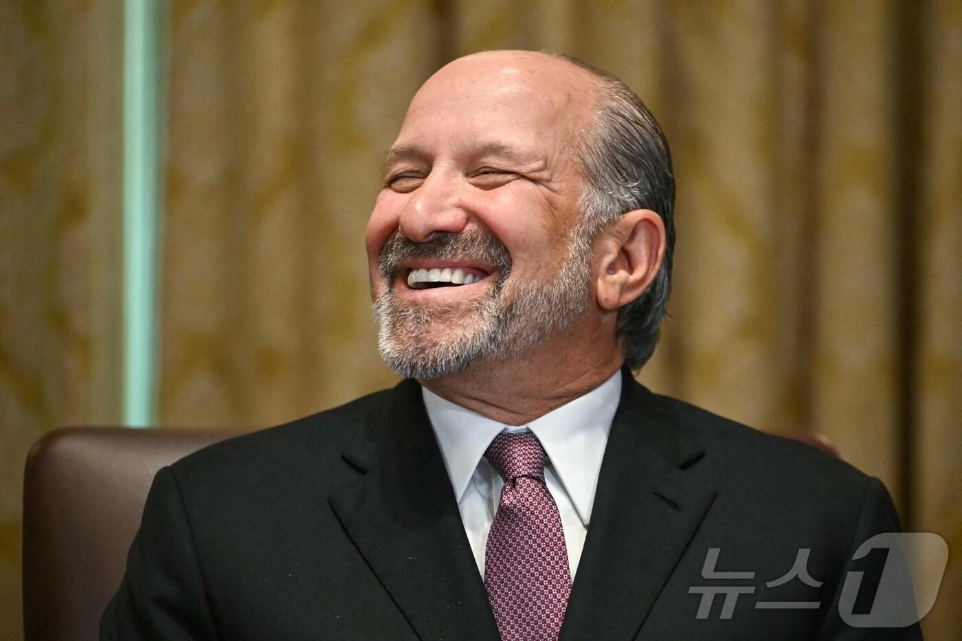 하워드 러트닉 미국 상무장관은 8일&#40;현지시간&#41; 워싱턴 백악관에서 도널드 트럼프 대통령이 주최한 내각회의에 참석하며 환하게 웃고 있다. 2025.7.8 ⓒ AFP=뉴스1 ⓒ News1 김경민 기자