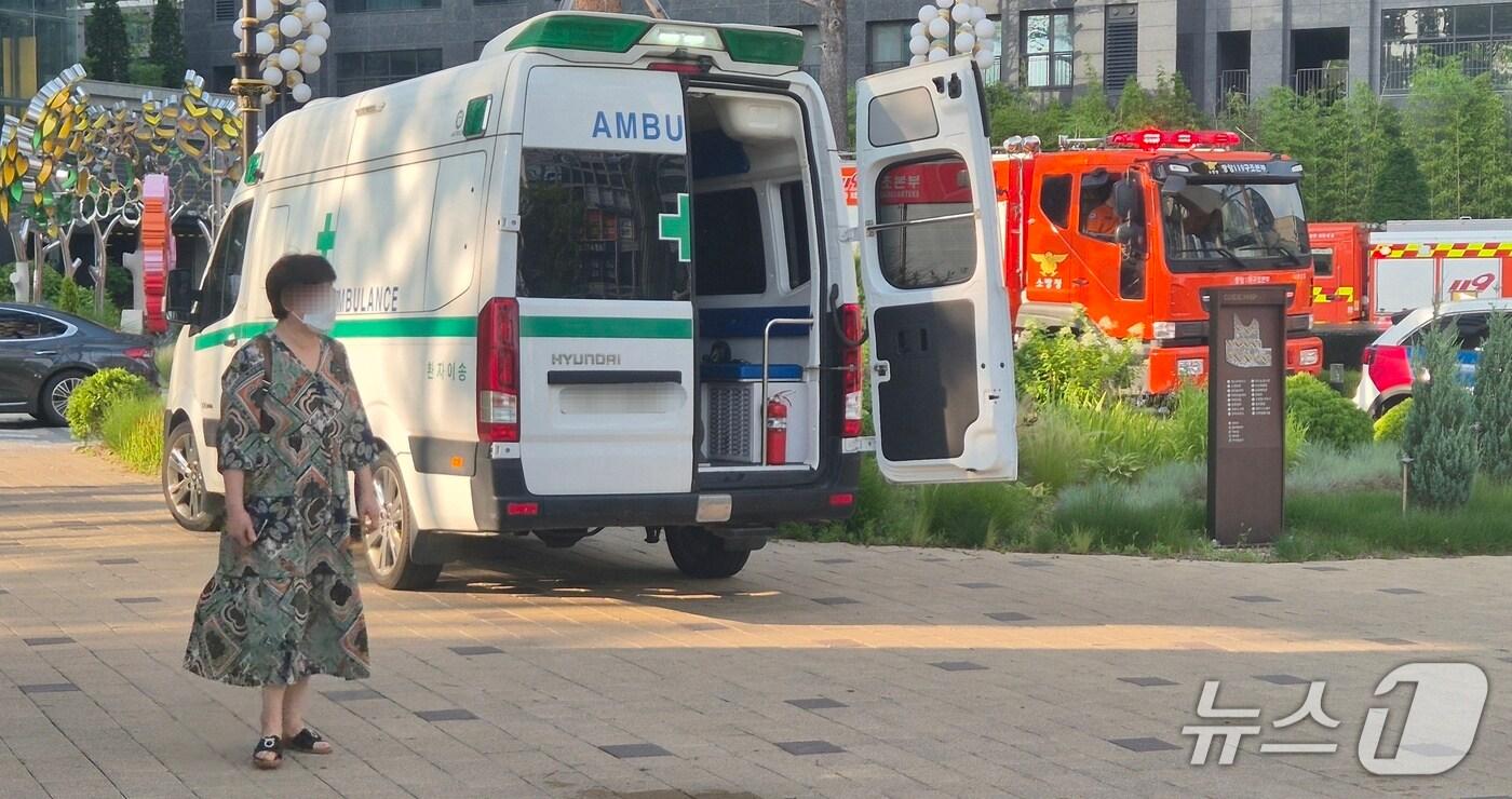 인천 서구 백석동의 한 대단지 아파트에서 염소계 화학물질이 누출돼 육아돌보미 정 모 씨(71)가 마스크를 쓴 채 귀가하고 있다./ 뉴스1 이시명기자