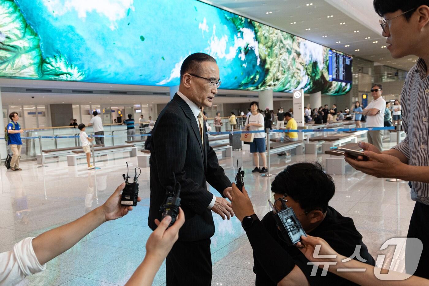 위성락 국가안보실장이 방미 일정을 마치고 9일 인천국제공항을 통해 귀국하고 있다. 위 국가안보실장은 미국 워싱턴 DC에서 마코 루비오 미국 국무장관 겸 국가안보보좌관을 비롯한 인사들을 만나며 관세, 한미정상회담 등 양국 현안 논의를 마치고 귀국했다. 2025.7.9/뉴스1 ⓒ News1 이승배 기자