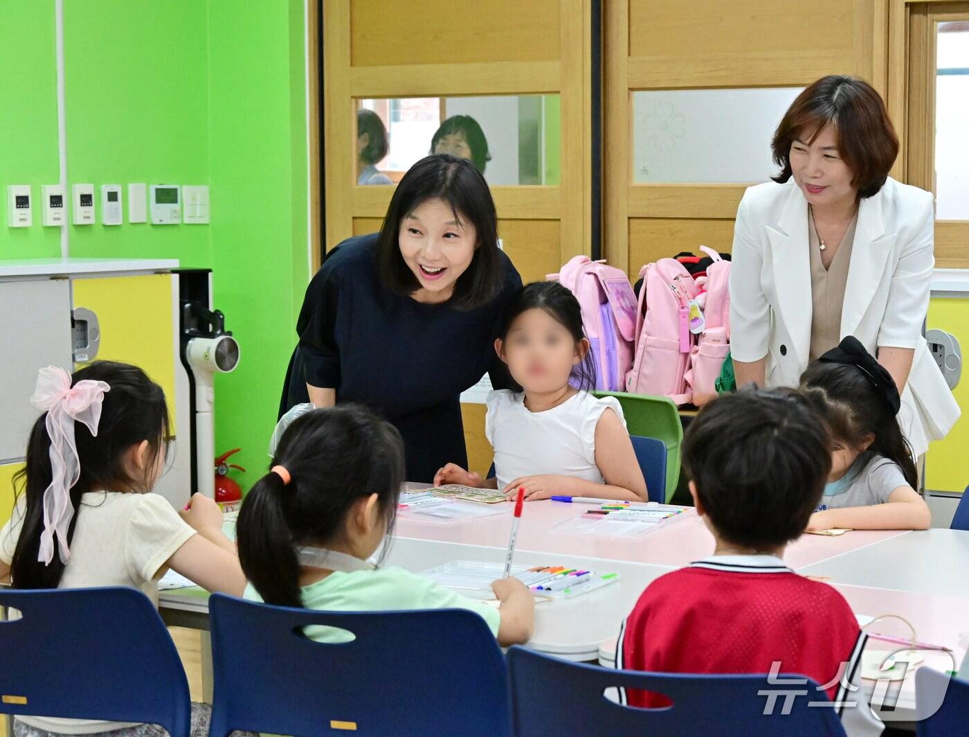 본문 이미지 - 최호정 의장이 9일 동대문 이문초등학교 늘봄학교 운영 교실 둘러보고 있다.(서울시의회 제공)