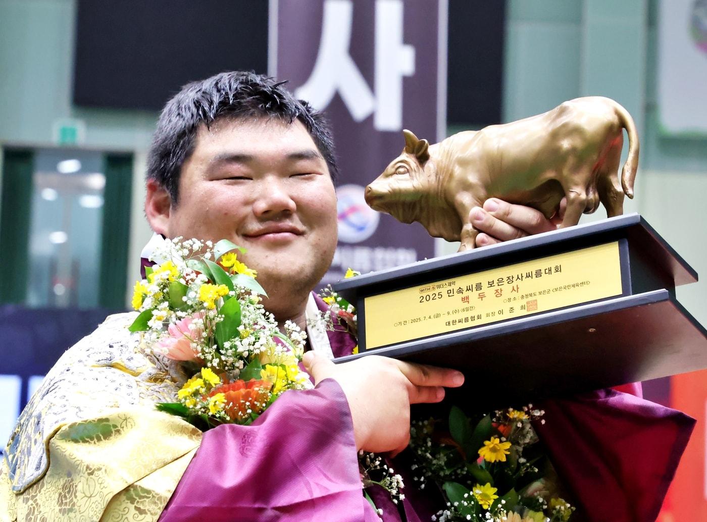 본문 이미지 - 9일 충청북도 보은군 보은국민체육센터에서 열린 ‘위더스제약 2025 민속씨름보은장사씨름대회’ 백두장사&#40;140kg이하&#41;에 등극한 김동현&#40;용인특례시청&#41;이 황소트로피를 들고 기념사진을 찍고 있다.&#40;대한씨름협회 제공&#41;