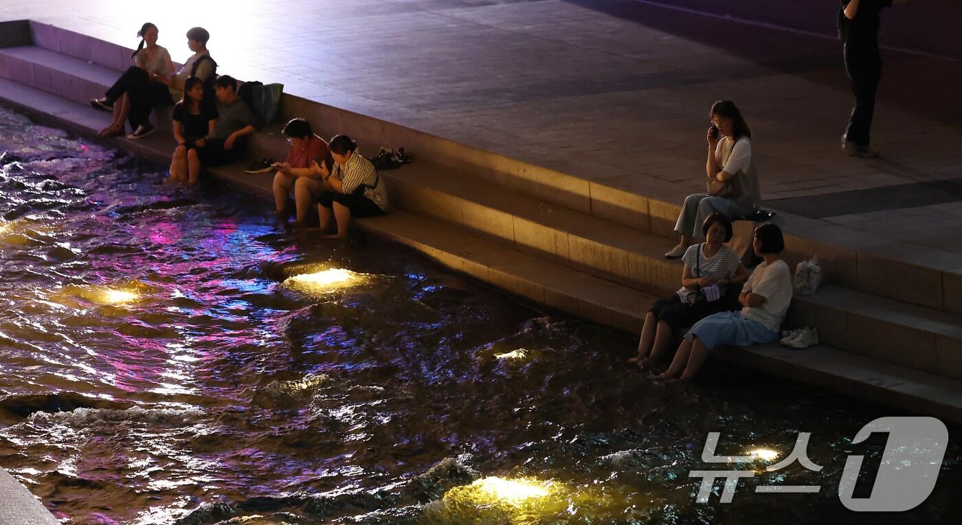 서울 중구 청계천을 찾은 시민들이 더위를 식히고 있다. 2025.7.9/뉴스1 ⓒ News1 장수영 기자