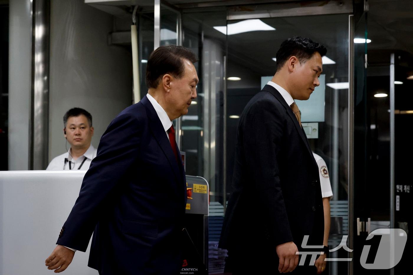 12·3 비상계엄과 관련해 특검 수사를 받는 윤석열 전 대통령이 9일 밤 서울중앙지법에서 두 번째 구속 전 피의자심문&#40;영장실질심사&#41;을 마친 뒤 대기장소인 서울구치소로 이동하고 있다. 2025.7.9/뉴스1 ⓒ News1 사진공동취재단