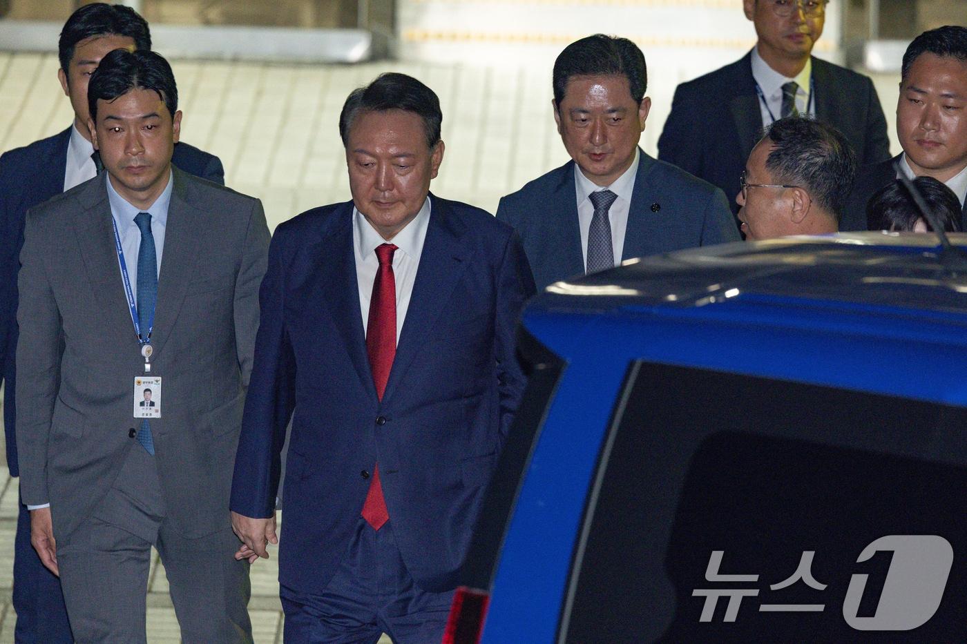 12·3 비상계엄과 관련해 특검 수사를 받는 윤석열 전 대통령이 9일 밤 서울중앙지법에서 두 번째 구속 전 피의자심문(영장실질심사)을 마친 뒤 대기장소인 서울구치소로 이동하고 있다. 2025.7.9/뉴스1 ⓒ News1 사진공동취재단