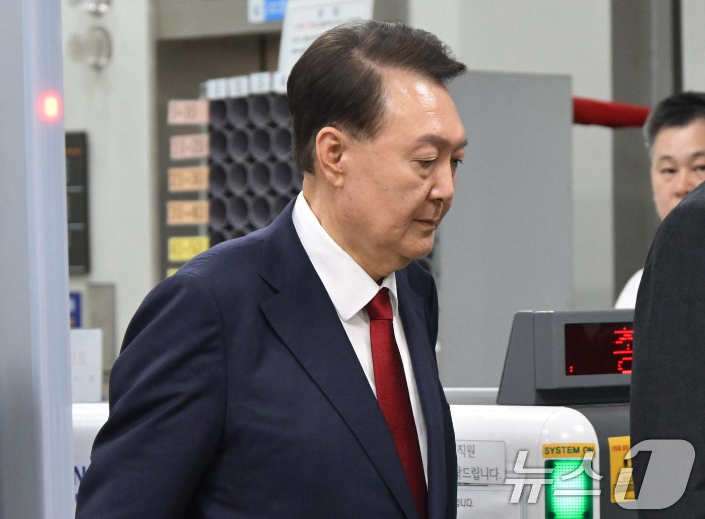 본문 이미지 - 12·3 비상계엄과 관련해 특검 수사를 받는 윤석열 전 대통령이 9일 밤 서울중앙지법에서 두 번째 구속 전 피의자심문(영장실질심사)을 마친 뒤 대기장소인 서울구치소로 이동하고 있다. 2025.7.9/뉴스1 ⓒ News1 사진공동취재단