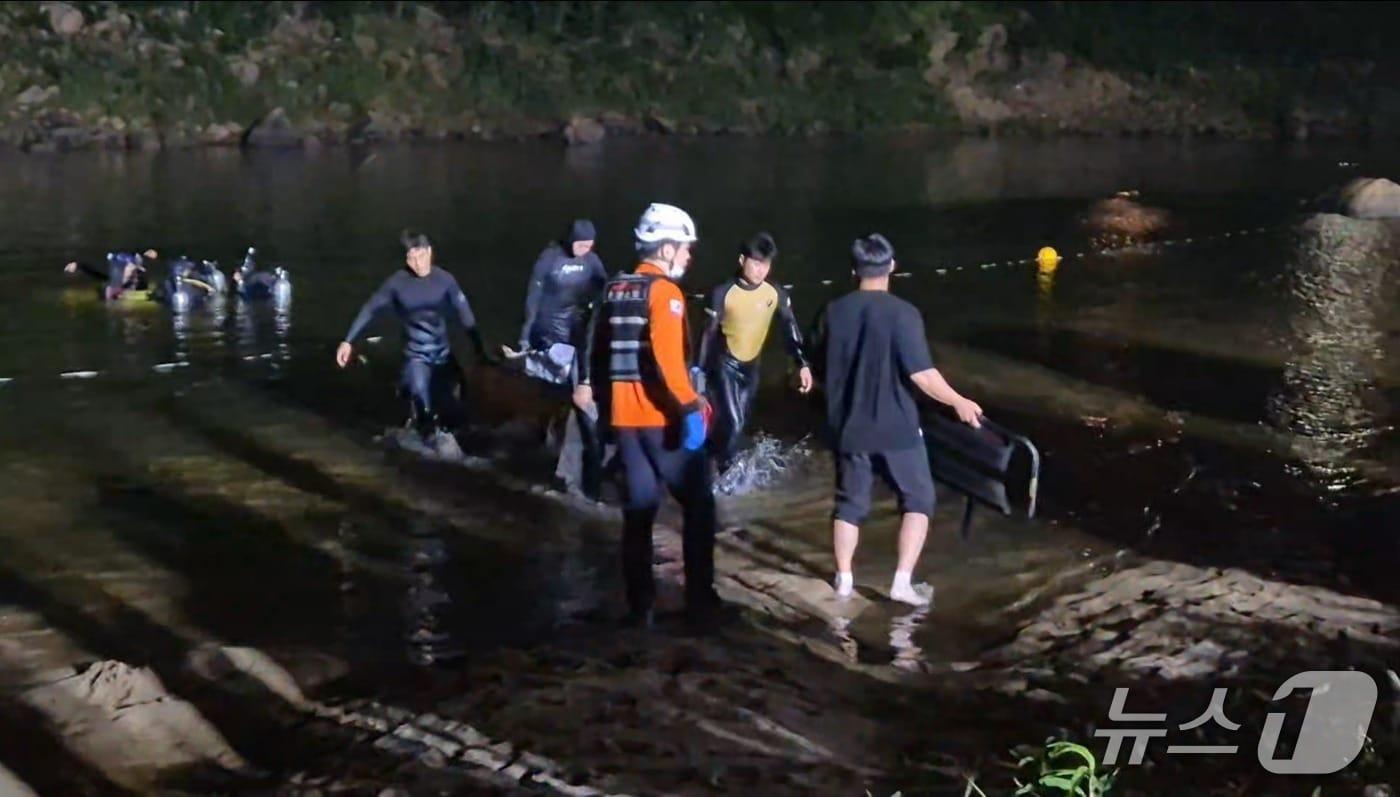 9일 오후 6시19분께 충남 금산 제원면 천내리 금강 상류에서 물놀이를 하던 20대 4명이 실종된 뒤 모두 심정지 상태로 발견됐다.(충남소방본부 제공) /뉴스1