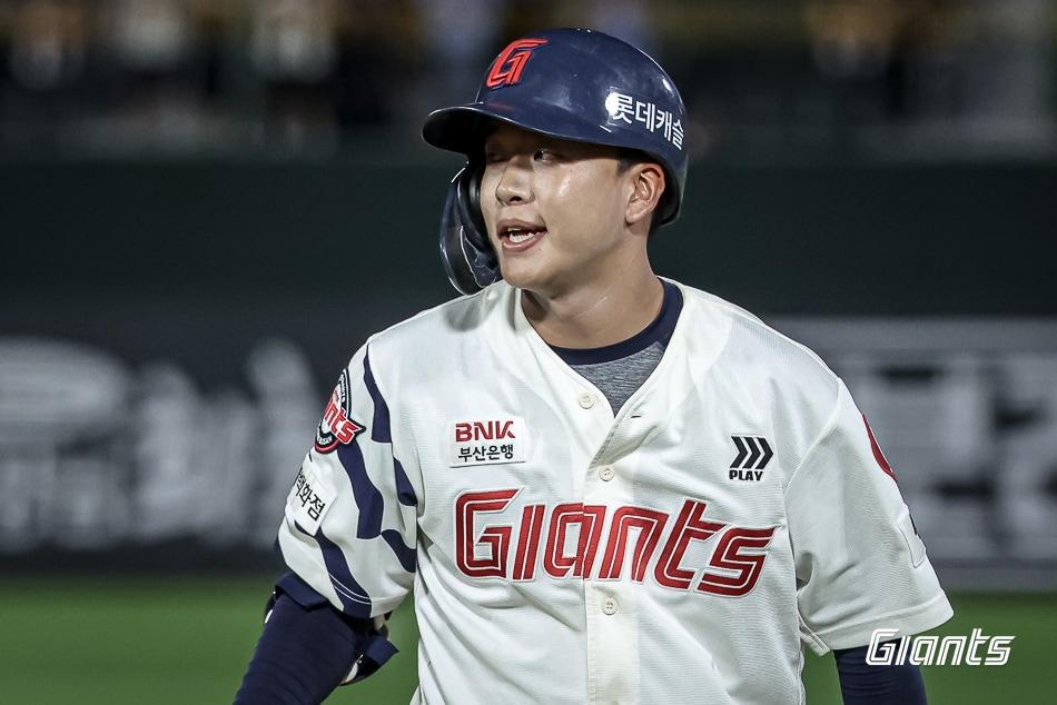 본문 이미지 - 롯데 자이언츠 이호준이 9일 부산 사직구장에서 열린 2025 KBO리그 두산 베어스와 홈 경기에서 연장 11회말 끝내기 안타를 터뜨려 5-4 승리를 이끌었다. &#40;롯데 자이언츠 제공&#41;