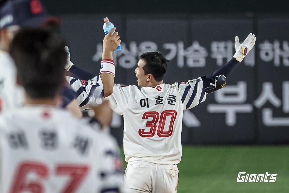 본문 이미지 - 롯데 자이언츠 이호준이 9일 부산 사직구장에서 열린 2025 KBO리그 두산 베어스와 홈 경기에서 연장 11회말 끝내기 안타를 터뜨려 5-4 승리를 이끌었다. (롯데 자이언츠 제공)