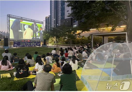 본문 이미지 - 찾아가는 영화관에서 영화 감상하는 지역 주민들. &#40;부산시 제공. 재판매 및 DB 금지&#41;