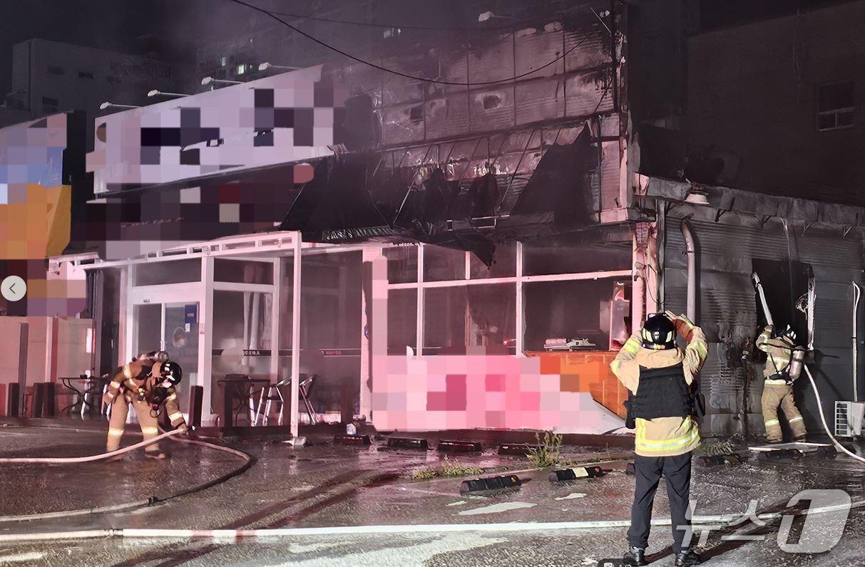 본문 이미지 - 1일 오전 1시 58분 포항시 북구 양덕동 한 식당 건물에서도 원인을 알 수 없는 불이나 소방 당국이 진화하고 있다.(경북소방본부 제공. 재판매 및 DB 금지)2025.8.1/뉴스1