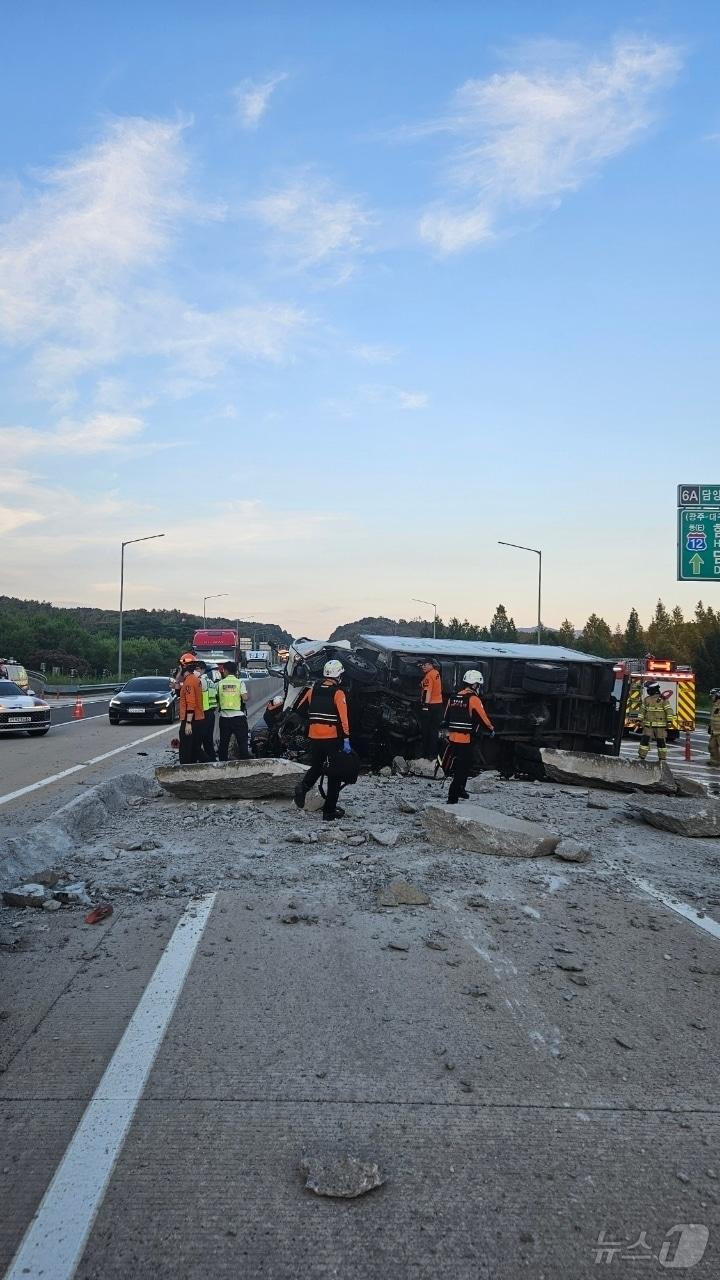 본문 이미지 - 7월 31일 오후 6시 49분쯤 전남 담양군 고창담양고속도로(고창방면) 36㎞ 지점을 달리던 25톤 카고트럭에서 1m 이상의 대형 금형 틀이 추락해 사고가 난 모습. (담양소방 제공. 재판매 및 DB 금지) 2025.8.1/뉴스1 