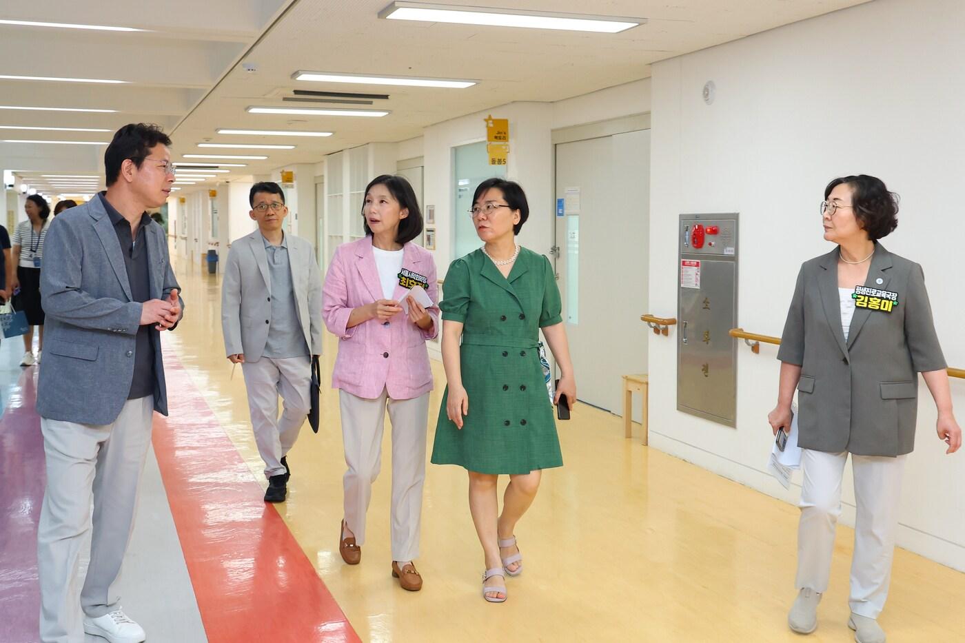 최호정 서울시의장이 특수교육과장의 설명을 듣고 있다. (서울시의회 제공)