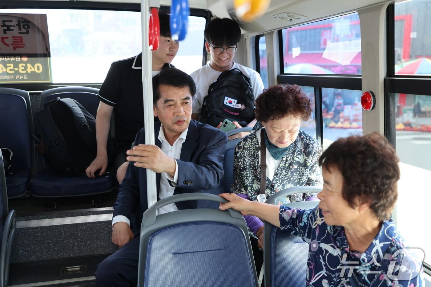 최재형 보은군수가  무료 농어촌버스 안에서 주민들과 대화를 나누고 있다. &#40;보은군 제공, 재판매 및 DB금지&#41; /뉴스1