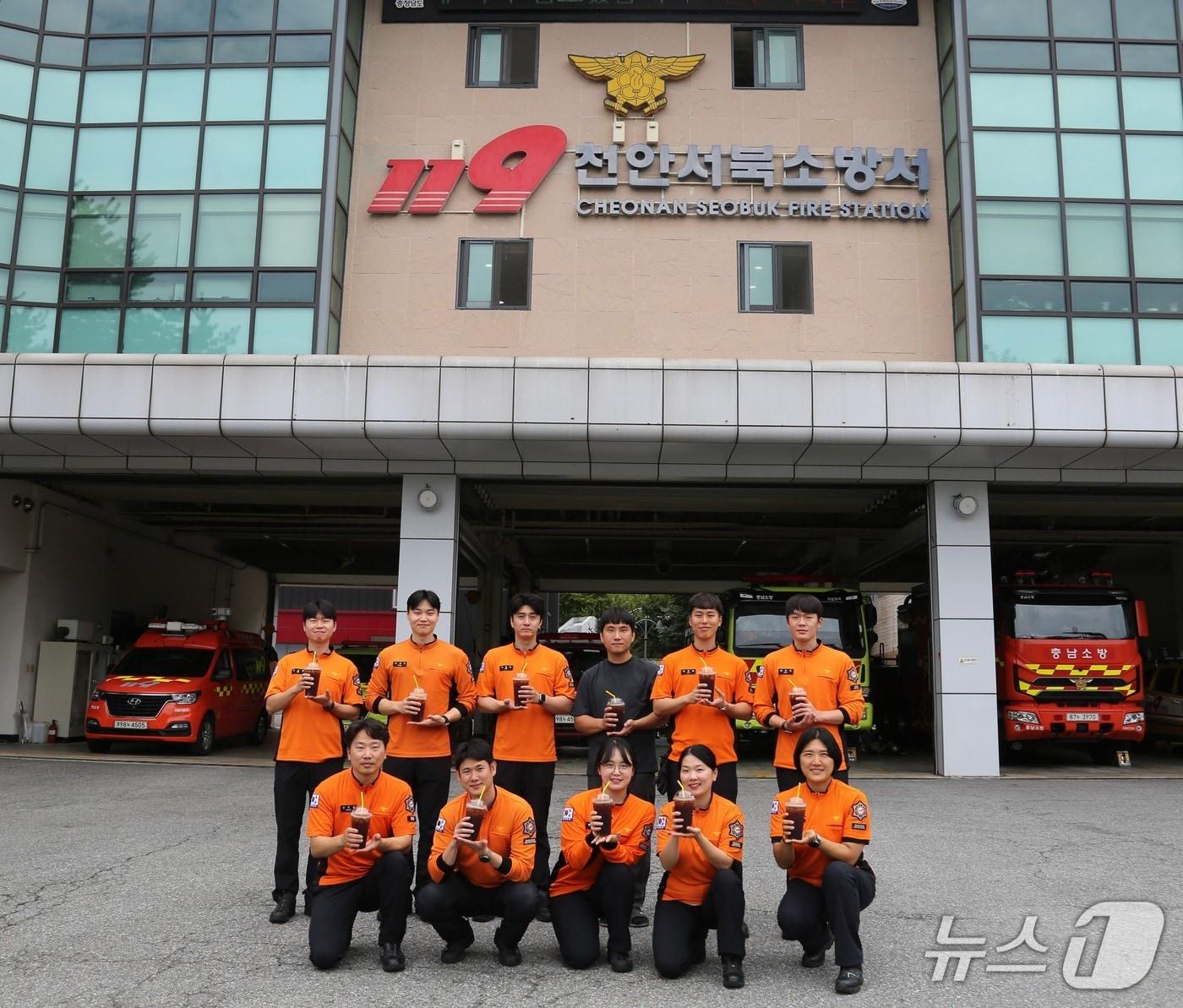 본문 이미지 - 커피 100잔 기부한 김영진 씨와 기념촬영하는 소방대원들.(천안 서북소방서 제공. 재판매 및 DB금지)