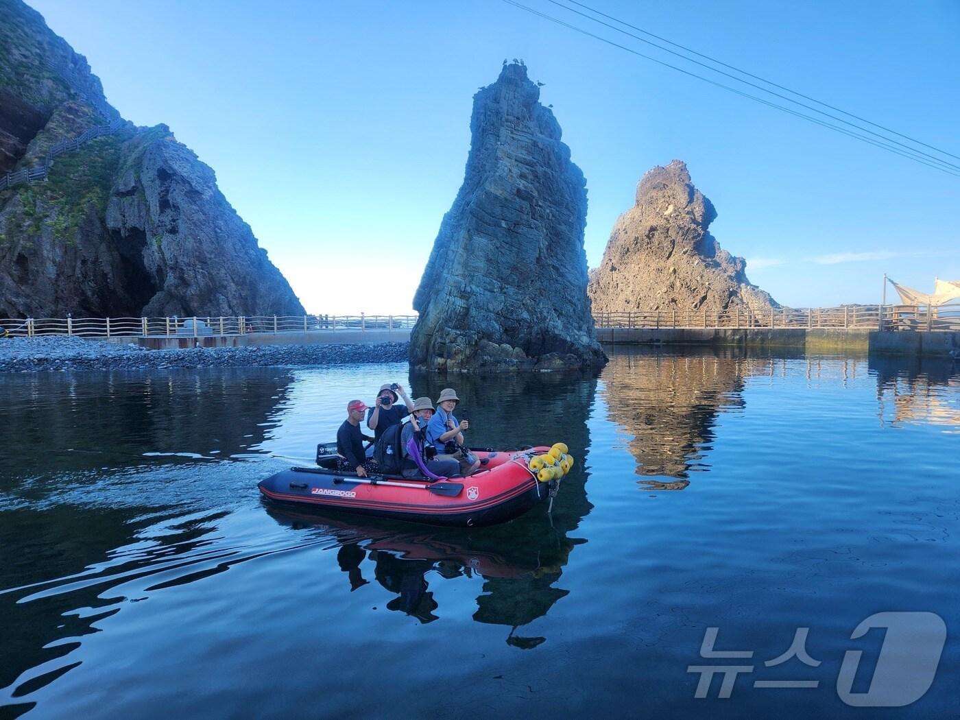 본문 이미지 - 경북지역 '교원 독도탐사단'이 울릉도와 독도에서 자료 조사와 촬영 활동을 실시했다.ⓒ News1 김대벽기자